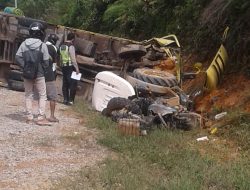 BREAKING NEWS : Beradu Banteng, Truk VS John Deere Di Embaong Bederai