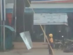 Cuaca Ekstrim, Seng Berterbangan Dilangit Sosok Tayan Hulu