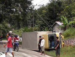 Diduga Sopir Mengantuk, Truk Box Nyungsep Di Depan Kantor Disdikbud Sanggau