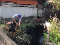 Cegah Banjir, Personel Subdenpom XII/1-7 Sungai Pinyuh Bersihkan Saluran Air