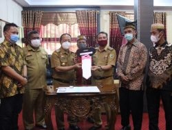 Wabup Ontot Serahkan Satu Unit Dump Truck CSR Bank Kalbar Kepada Camat Tayan Hulu