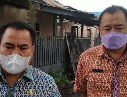 Peduli, Aron Serahkan Bantuan Untuk Korban Kebakaran Di Pasar Plamboyan