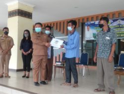 Wabup Sekadau Serahkan Bantuan Alat Pertanian Dari Kementan