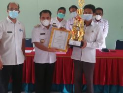 Bupati Aron Beri Penghargaan Untuk Desa Berprestasi Disekadau