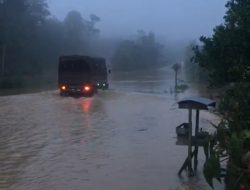 Akibat Banjir, Akses Jalan Lintas Malindo Di Beduai Terhambat