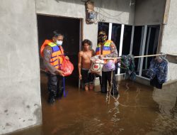 Polri Berbagi, Personil Polsek Tayan Hilir Terobos Genangan Banjir Untuk Serahkan Bantuan