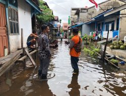 Peduli, Lurah Beringin Sambangi Warga Yang Terendam Banjir