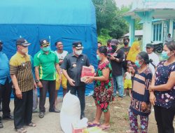 Bupati Sekadau Serahkan Bantuan Banjir Didua Kecamatan