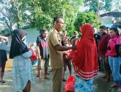 PERBAKIN Sekadau Beraksi, Bagi Sembako Untuk Korban Banjir Di Tajak Dait