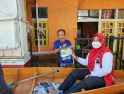 PKPI Sekadau Peduli, Salurkan 240 Paket Sembako Pada Warga Terdampak Banjir Dimasa Pandemi Covid-19