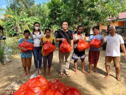 Wakil Ketua DPRD Sekadau Handi Salurkan Bantuan Untuk Warga Terdampak Banjir Di Dusun Semaong