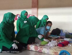 Peduli, Dandim 1204/Sanggau Dan Istri Beri Bantuan Untuk Pengungsi Di GOR Bujang Malaka Sanggau