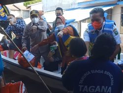 Mensos Risma Sapa Masyarakat Korban Terdampak Banjir Di Sanggau