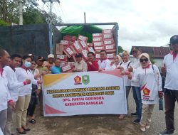 Membanggakan! Ketua DPD Gerindra Kalbar Terobos Banjir Untuk Salurkan Bantuan Disanggau