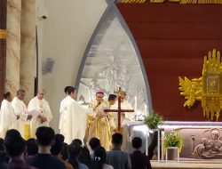 Uskup Keuskupan Sanggau Launching Salib IYD Gereja Katedral Hati Kudus Yesus