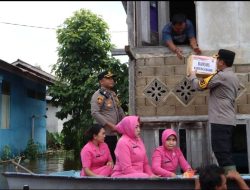 Aksi Nyata! Kapolres Sanggau  Beri Bantuan Untuk Korban Banjir Di Sanggau